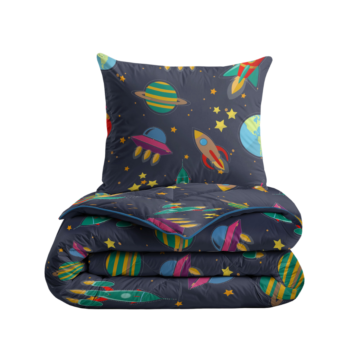 L'ensemble de literie Zelesta Kiddybed - Rêve Spatial présente un fond sombre avec des fusées, des planètes, des étoiles et des ovnis colorés. Elle est fabriquée à partir de matériaux hypoallergéniques pour un sommeil sûr et douillet.