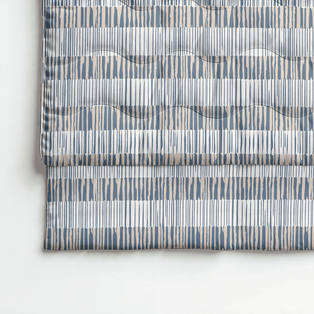 La couette Zelesta Royalbed Coton - Motif Damier pliée présente un motif à carreaux bleu, beige et blanc sur une surface blanche. Cette couette anti-acariens avec housse intégrée assure style et protection.