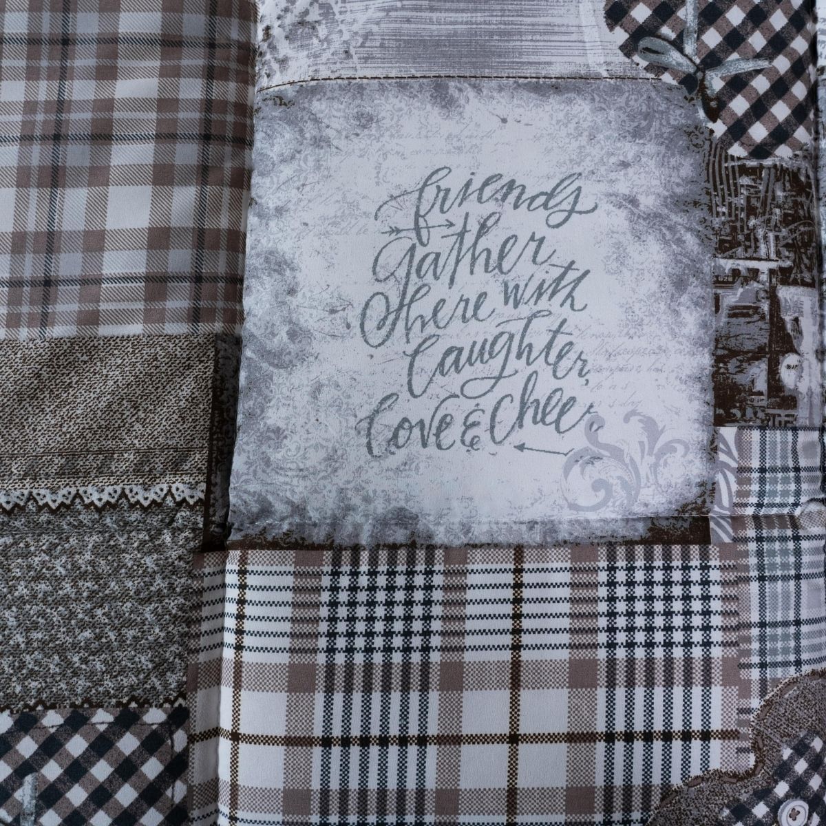 La couette Zelesta Wonderbed Light - Patchwork Coeurs présente un patchwork écossais et texturé en microfibre thermorégulatrice, dont un carré avec le message écrit à la main : Les amis se réunissent ici avec le rire, l'amour et la joie.
