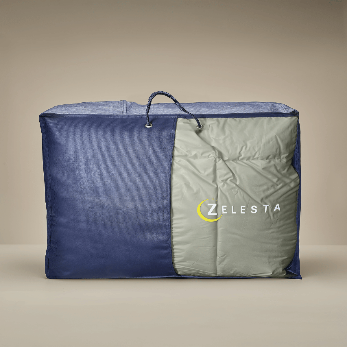 Un grand sac de rangement carré Zelesta Premiumbed Coton en olive et menthe avec fermeture éclair, poignées et logo ZELESTA - idéal pour ranger votre literie de luxe ou votre linge en percale de coton.