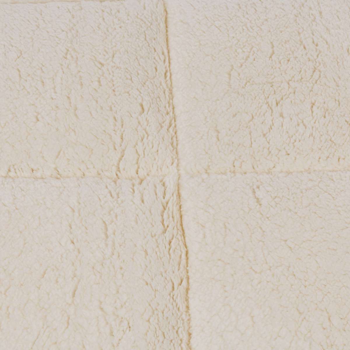 Un gros plan du Zelesta Teddybed - Crème montre son molleton teddy doux, de couleur crème, avec des coutures cousues en croix, parfait pour un confort douillet.