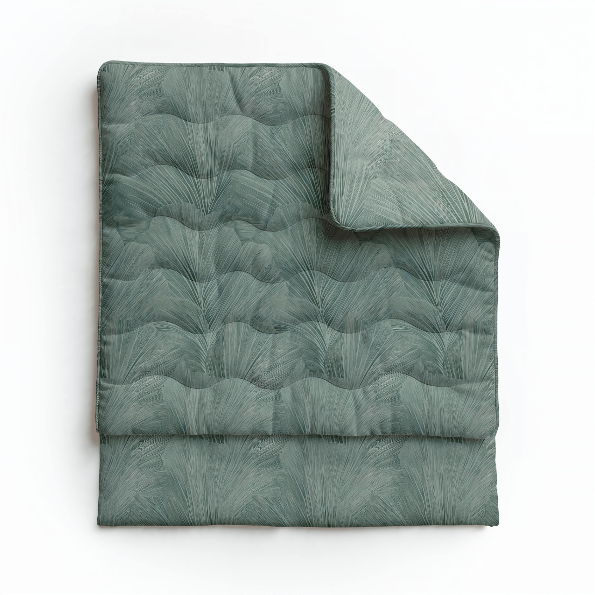 Le Zelesta Royalbed Coton - Vert Botanique est un édredon plié de couleur verte avec un subtil motif de feuilles, présenté sur un fond blanc.