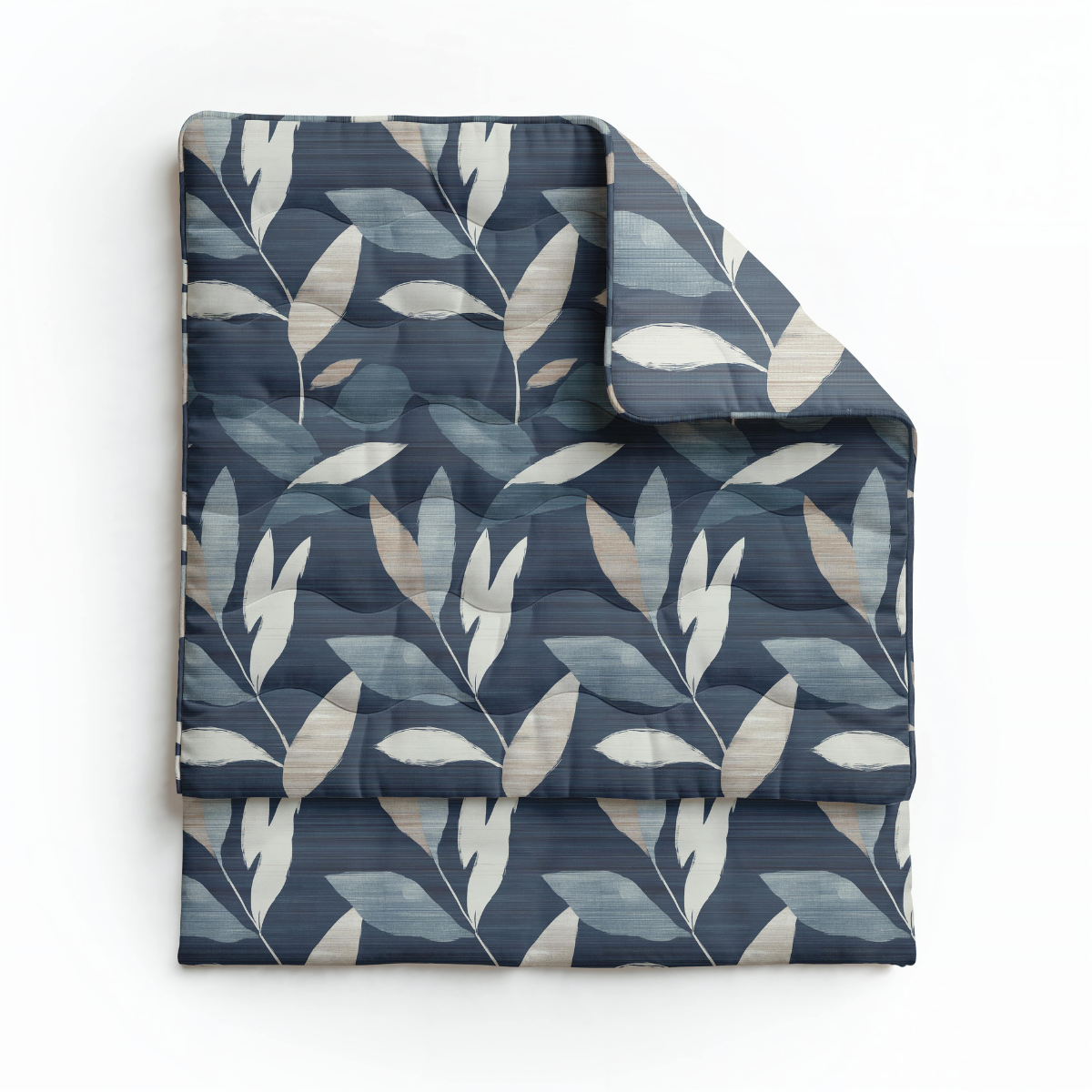 La couette pliée Zelesta Royalbed Coton - Feuillage Sombre affiche un motif de feuilles bleues et beiges sur fond blanc, avec une housse de couette intégrée pour plus de commodité et de style.