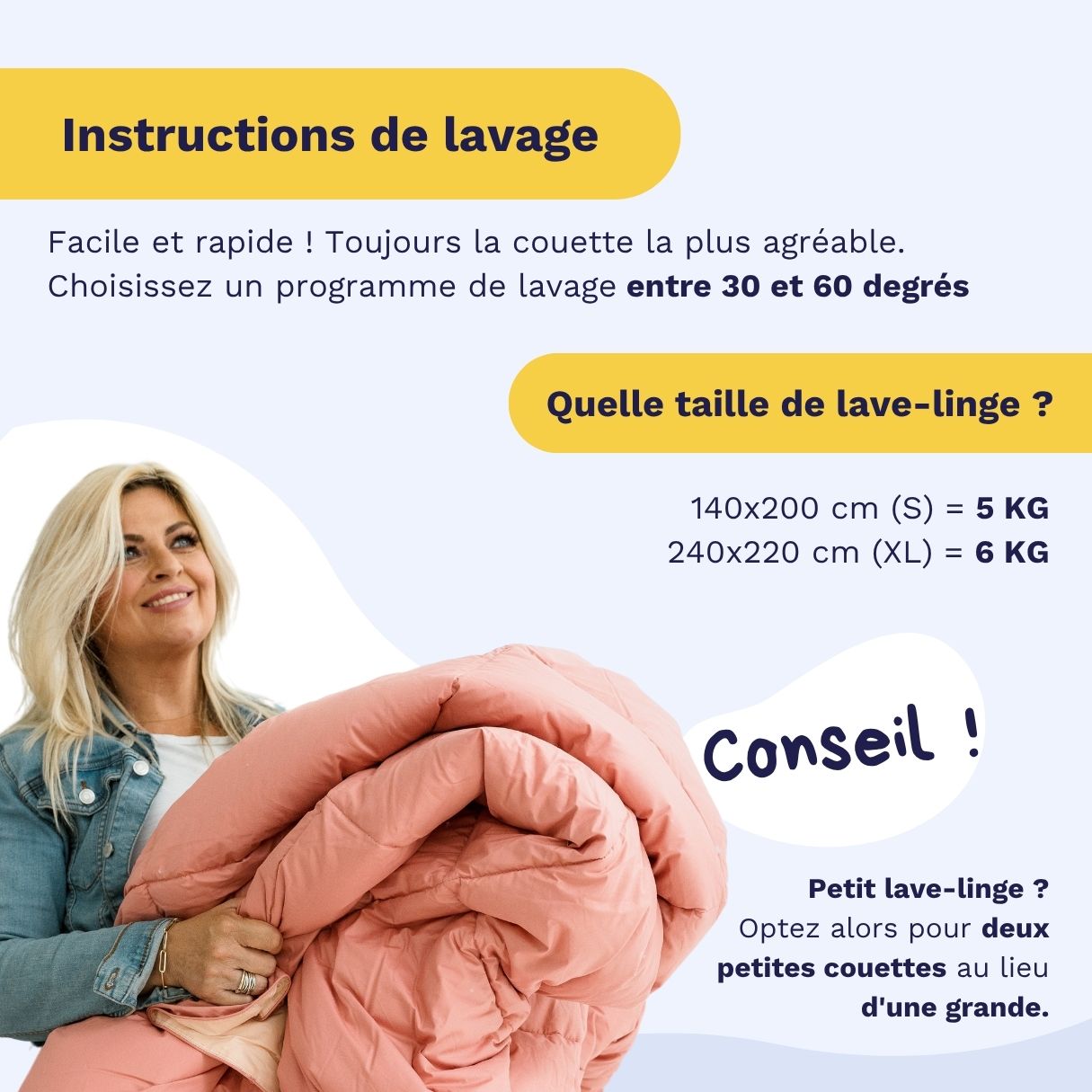Une femme tient la couette légère Zelesta Easybed Light - Jaune Ocre & Lin. Le texte indique les instructions de lavage, la taille de machine recommandée et les conseils de température pour l'entretien de votre couette en microfibre thermorégulatrice.