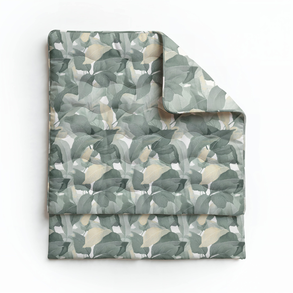 Une couette hypoallergénique de la collection Zelesta Royalbed Coton - Forêt Verte, avec un motif de feuilles vertes et beiges sur fond blanc.