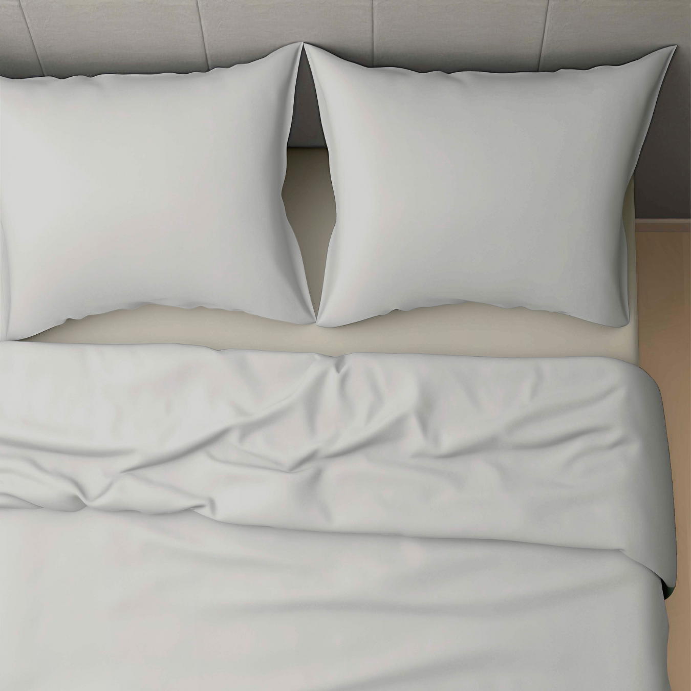 Un lit Zelesta Wonderbed 4 Saisons Double Coton - Gris Matinal avec deux oreillers blancs et un drap légèrement froissé offre un confort optimal, idéal pour une utilisation tout au long de l'année.