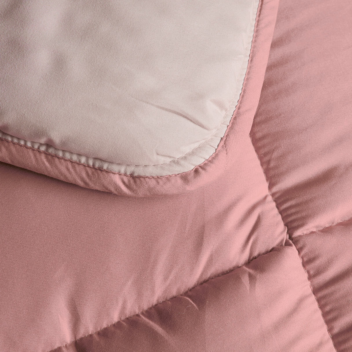 Gros plan sur le Zelesta Petitbed - Fleur & Pêche couette lavable avec housse intégrée, alliant confort et facilité d'entretien.