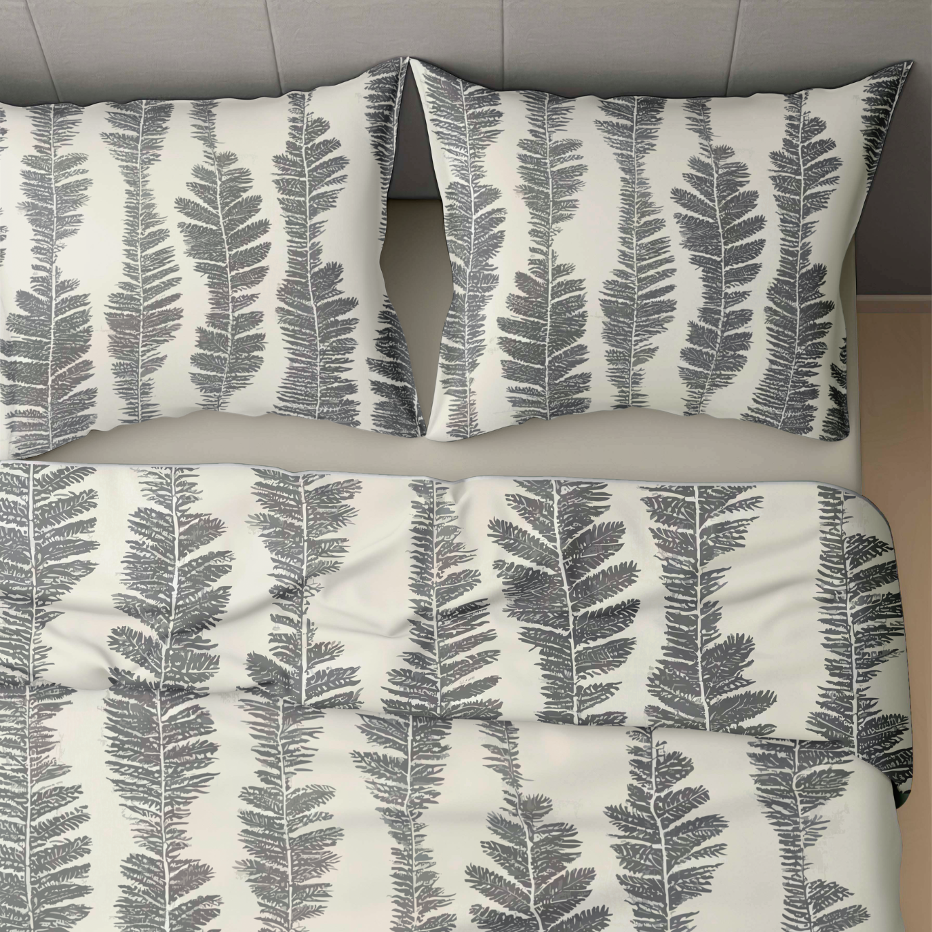 Le lit Zelesta Wonderbed 4 Saisons Double - Plume de Savane est un lit et des taies d'oreiller blancs avec un motif de feuilles de fougère noires. Il est surmonté d'une couette 4 saisons pour un confort tout au long de l'année.