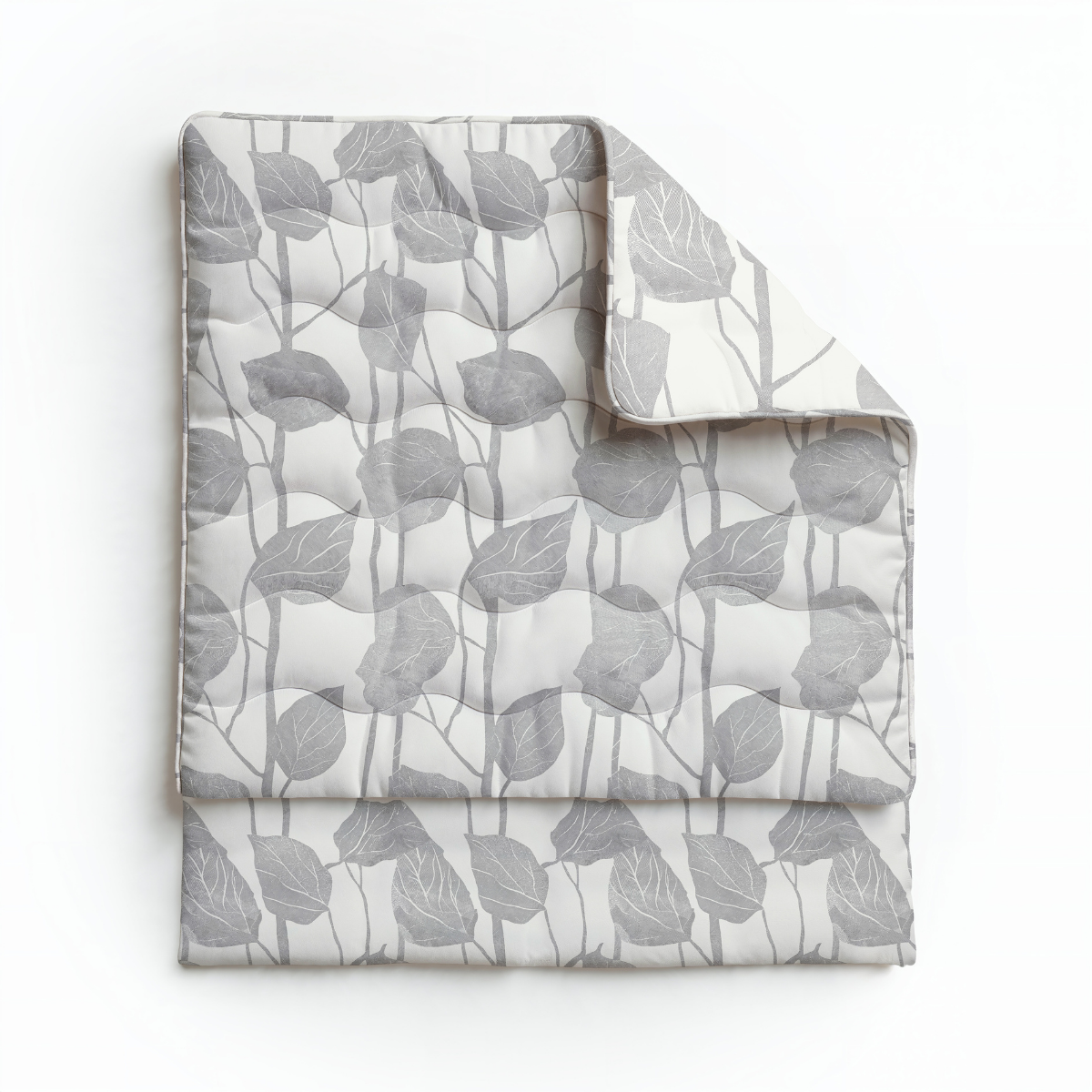 Une couette pliée Zelesta Royalbed Coton - Bourgeons de Printemps, avec un motif de feuilles grises et blanches, est présentée sur un fond blanc. Cette couette avec housse intégrée ajoute style et confort au décor de votre chambre.