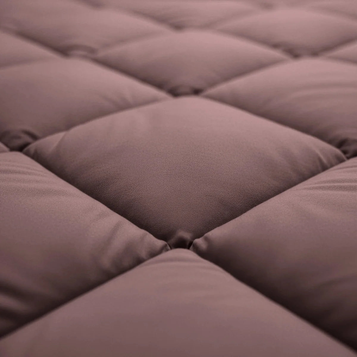 Vue rapprochée de la surface matelassée et rembourrée du Zelesta Royalbed Diamant - Bordeaux, montrant une grille de carrés doux et en relief dans une couleur bordeaux discrète.