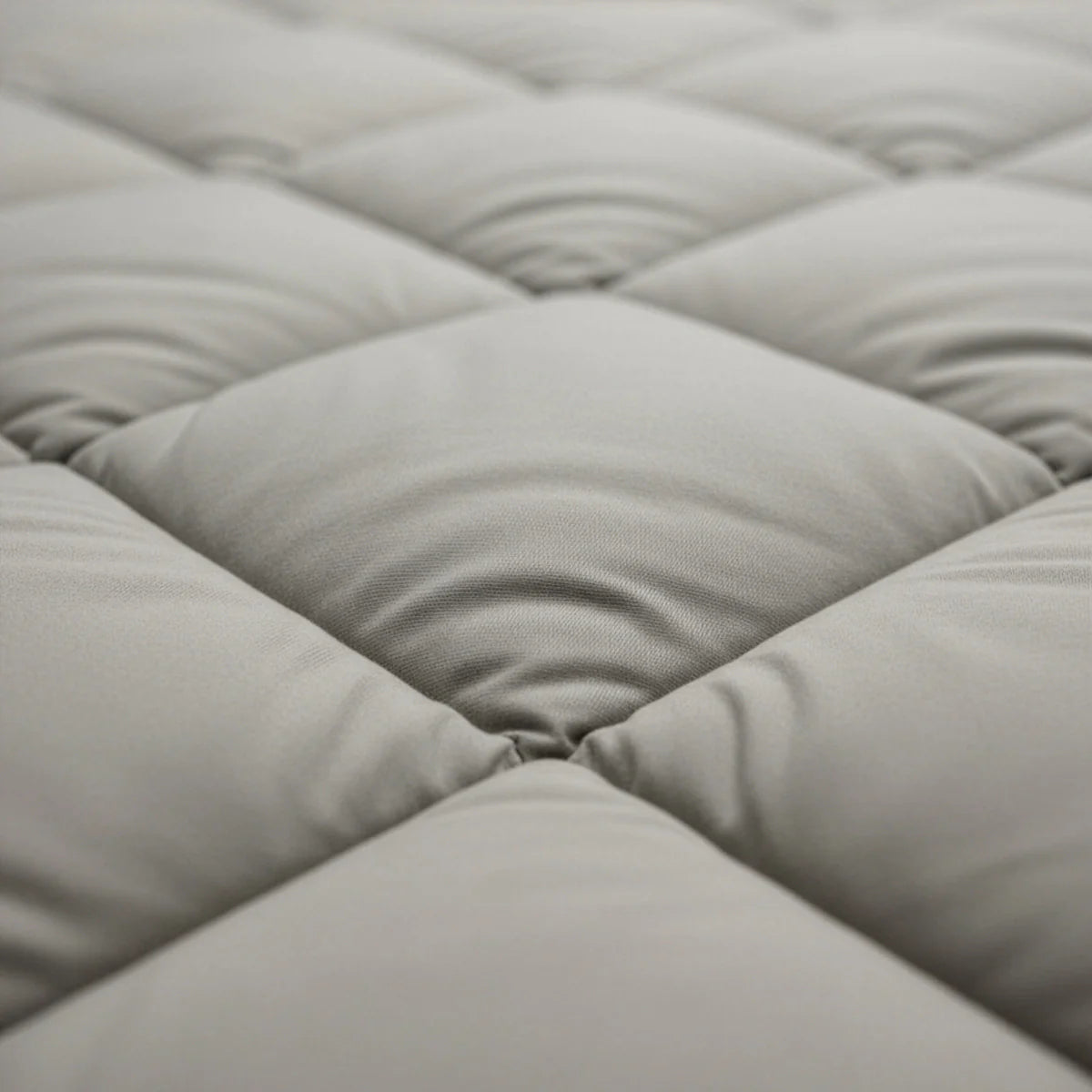 Gros plan sur le tissu matelassé Zelesta Royalbed Diamant - Beige Sable, avec des coutures carrées visibles, idéal pour une couette anti-acariens.