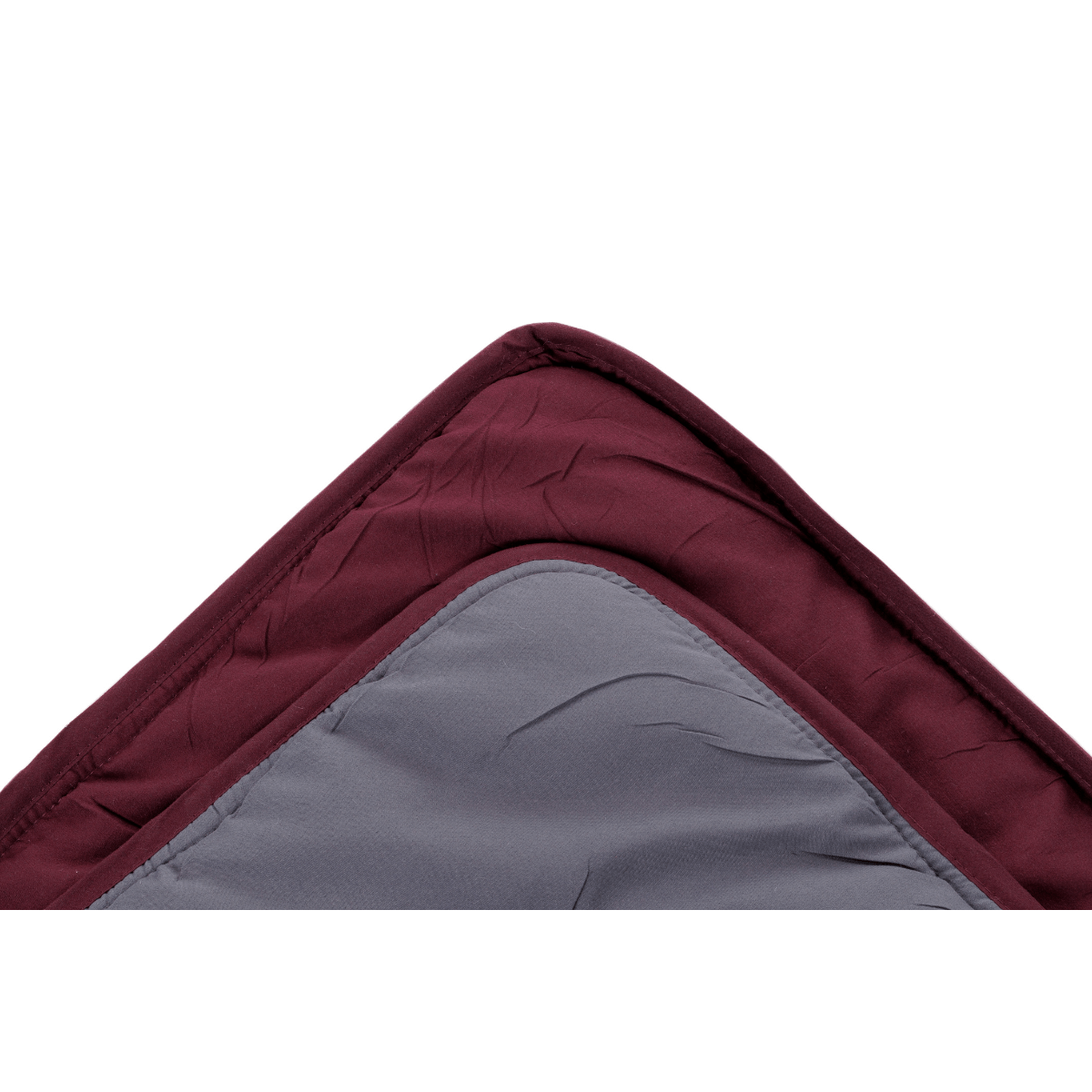 Gros plan sur la couverture en microfibre Zelesta Easybed, avec son design bicolore violet d'un côté et anthracite de l'autre.