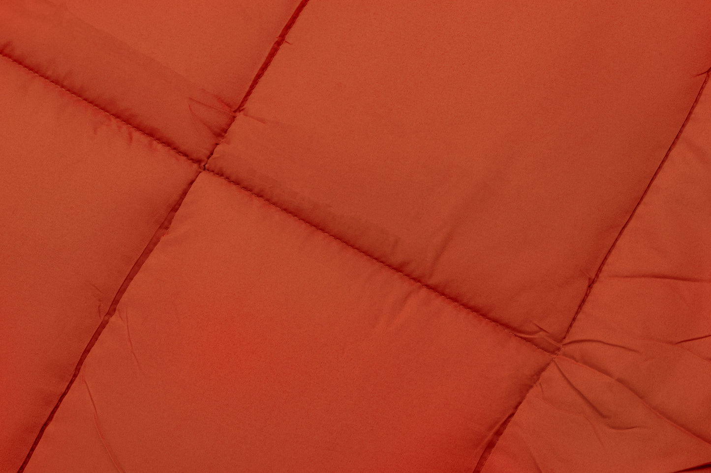 Gros plan sur Zelesta Easybed Light - Gris Clair & Gingembre : tissu microfibre thermorégulatrice matelassé orange avec coutures rectangulaires visibles, conçu pour une couette d'été légère et hypoallergénique.