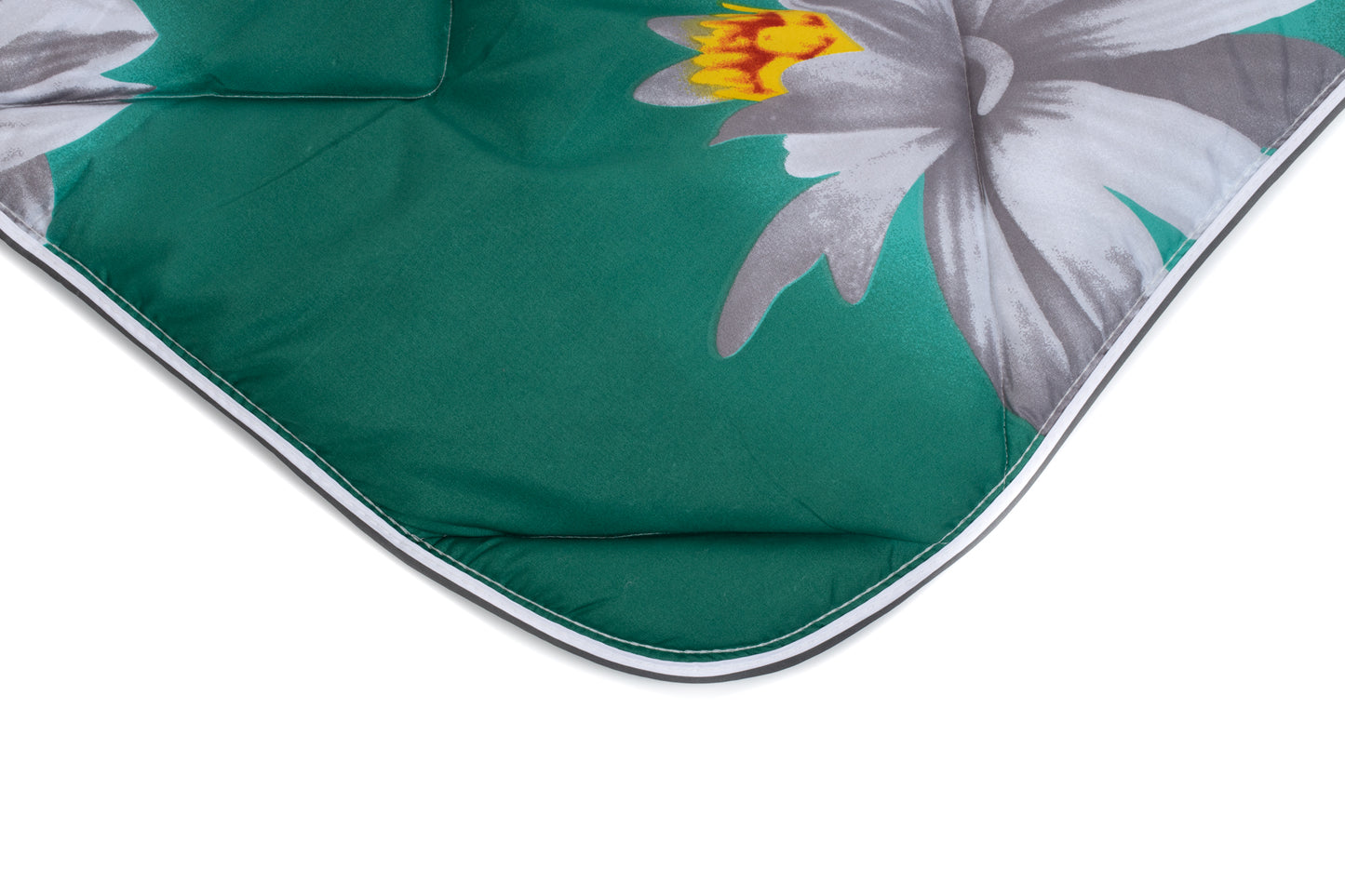 Gros plan sur le tissu vert avec imprimé floral blanc et passepoil blanc, du Zelesta Wonderbed Light - Fleurs de Printemps couette été en microfibre thermorégulatrice pour un confort optimal.