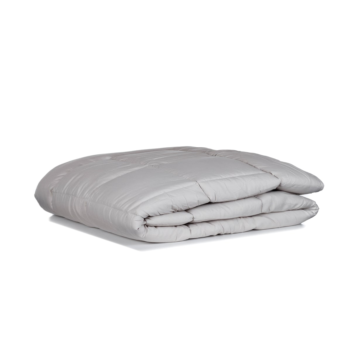 La couette Zelesta Easybed Light - Bleu & Mastic, une couette pliée gris clair, est présentée sur un fond blanc - un choix hypoallergénique idéal pour l'été.