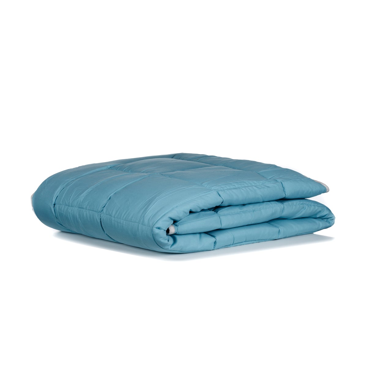 La couverture Zelesta Easybed Light - Gris Clair & Vert de Mer est une couverture matelassée en microfibre légère thermorégulatrice pliée, présentée sur un fond blanc, idéale comme option légère pour l'été et hypoallergénique.