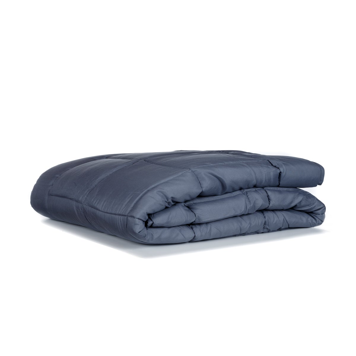 Une couette légère Zelesta Easybed Light en microfibre hypoallergénique gris foncé & gris argenté, soigneusement pliée, repose sur un fond blanc.