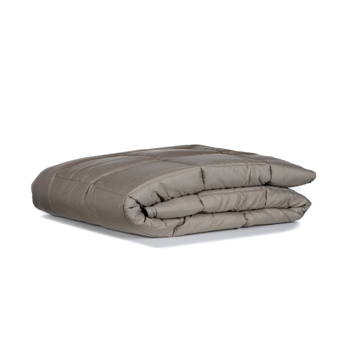 Le Zelesta Easybed Light - Taupe & Lin, un édredon plié en microfibre piquée, repose sur un fond blanc, alliant style et confort avec ses élégantes tonalités de taupe et de lin.
