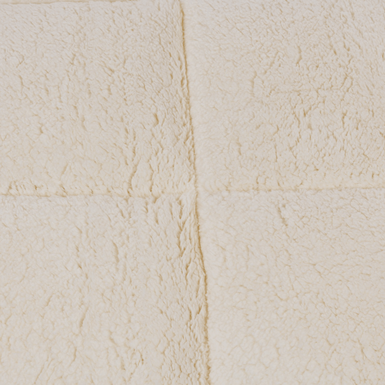 Un gros plan du Zelesta Teddybed - Crème montre son molleton teddy doux, de couleur crème, avec des coutures cousues en croix, parfait pour un confort douillet.