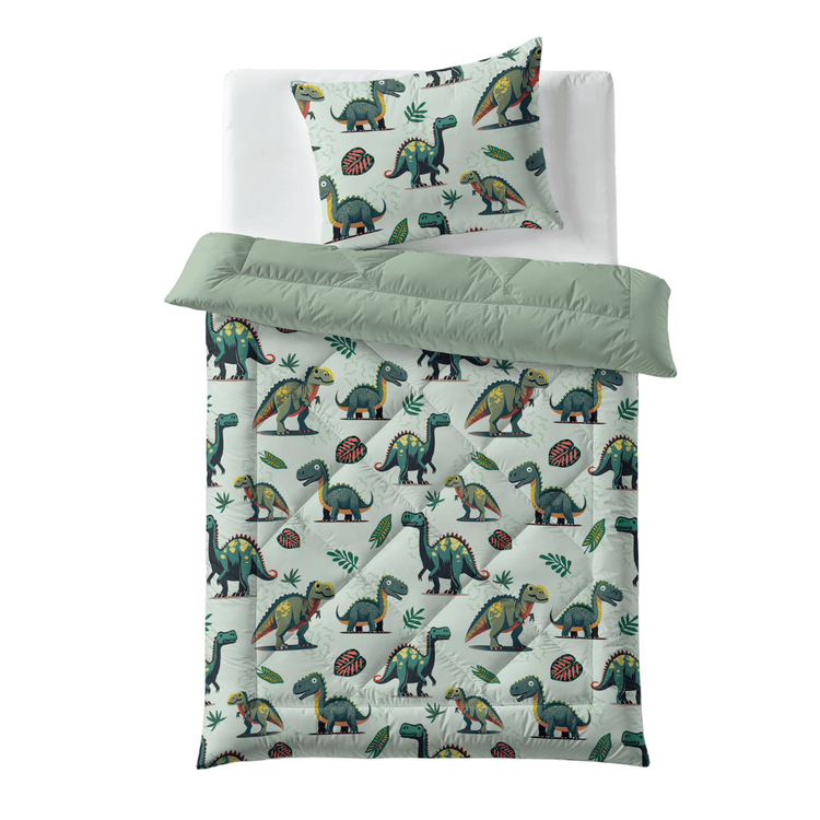 Le lit Zelesta Kiddybed - Dino est composé d'un drap blanc, d'une couette verte avec un motif coloré de dinosaures et de plantes, d'un oreiller assorti. Il est lavable en machine (kiddybed lavable) et est livré avec une housse intégrée pour plus de commodité.