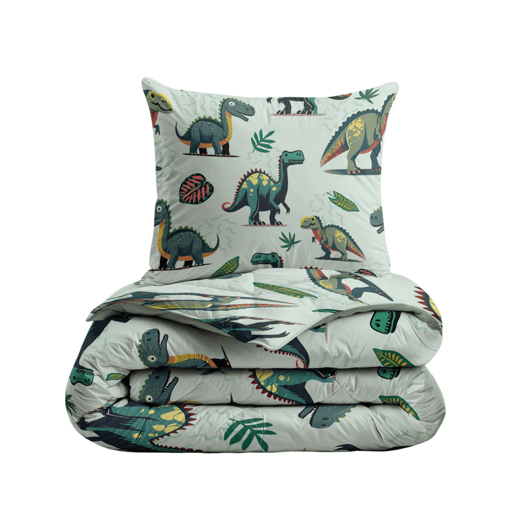 Le Kiddybed de Zelesta - Dino est un ensemble doudou et oreiller plié avec un imprimé dinosaure et feuilles vibrant sur fond blanc, avec une housse intégrée. Cet ensemble lavable est parfait pour le lit d'un enfant.