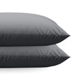 Le set Zelesta Royalbed Diamant Taies d'Oreiller comprend deux taies d'oreiller anthracite en microfibre ultra-douce à la finition lisse, présentées empilées sur un fond blanc.