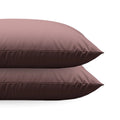 Deux Zelesta Royalbed Diamant Taies d'Oreiller empilées en bordeaux, set de 2, en tissu microfibre ultra-douce, sur fond blanc.