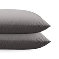 Lot de 2 Zelesta Royalbed Diamant Taies d'Oreiller en gris-marron, empilées sur un fond blanc.