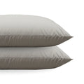 Deux Zelesta Royalbed Diamant taies d'oreiller en beige sable sont empilées l'une sur l'autre sur un fond blanc. Set de 2, ultra-douce microfibre.