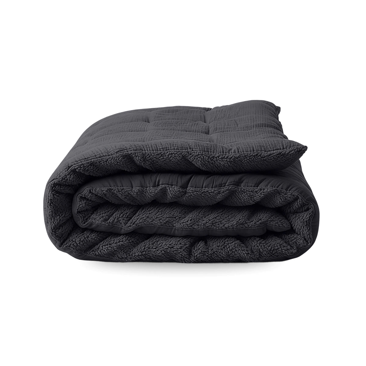 La couverture Zelesta Teddy Mousseline de Coton en anthracite, fabriquée en coton doux, est soigneusement pliée et présentée sur un fond blanc uni.