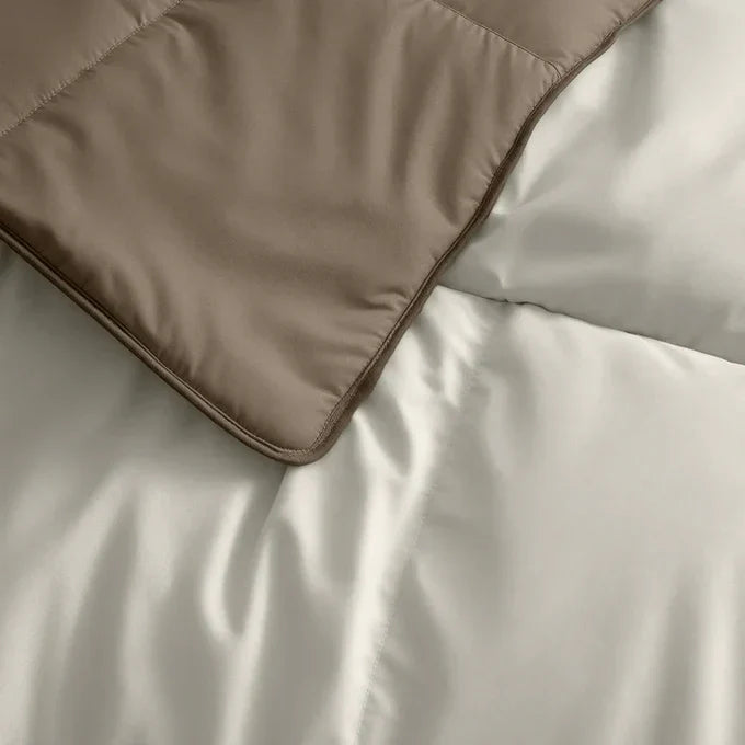 Gros plan sur le tissu doux d’une couette sans housse