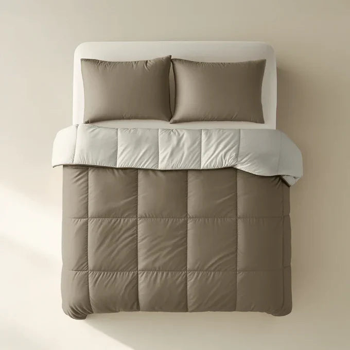 Vue de dessus d’une couette sans housse sur un lit fait