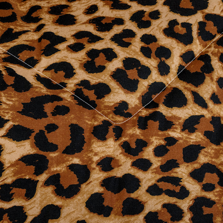 Gros plan sur le tissu Zelesta Wonderbed - Peau de Jaguar, qui présente un imprimé léopard marron, noir et beige avec un point en forme de V. Idéal pour la couette Wonderbed et conçu pour être anallergique.